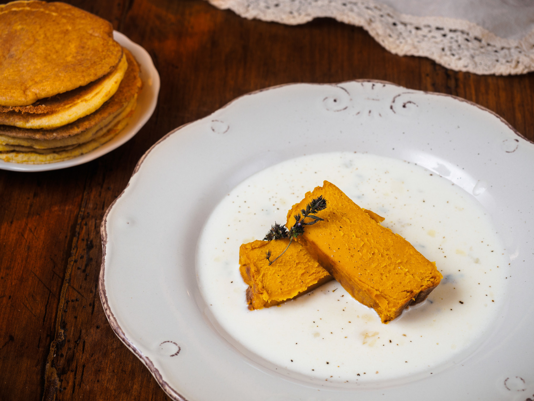 Flan di zucca su fondue di formaggi