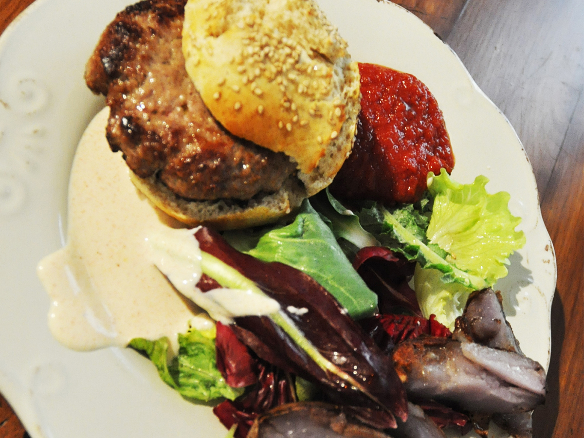 Hamburger di Chianina con salse e pane fatto a mano